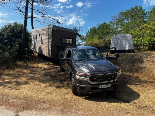 Transport Tiny house dans un camping du sud ouest